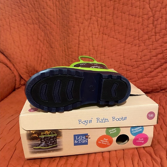 Boys new Lily and Dan Rain Boots - Picture 3 of 5